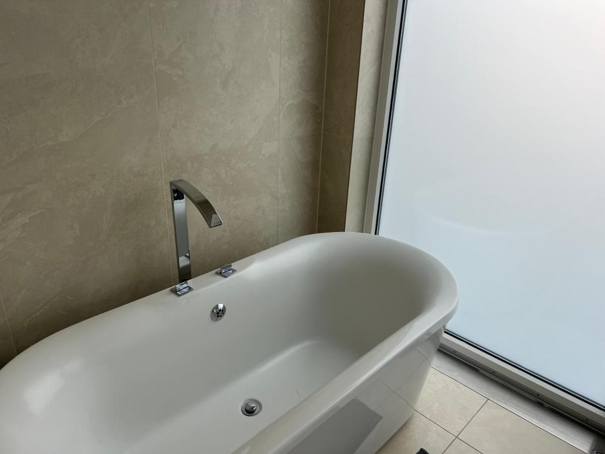 Case de vacanță 3 Bed/3.5 Bath Gated Mews House W/ Private Garden Londra
