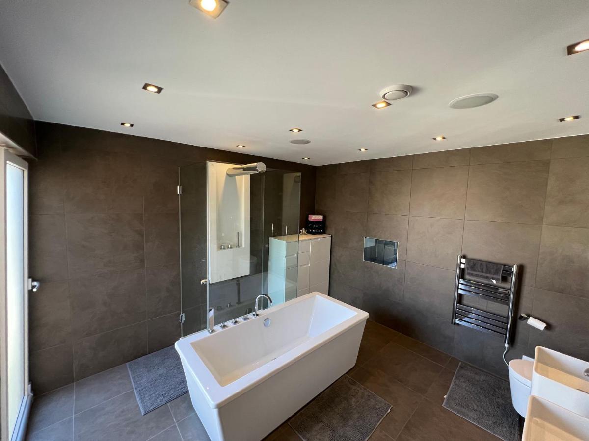 3 Bed/3.5 Bath Gated Mews House W/ Private Garden Case de vacanță